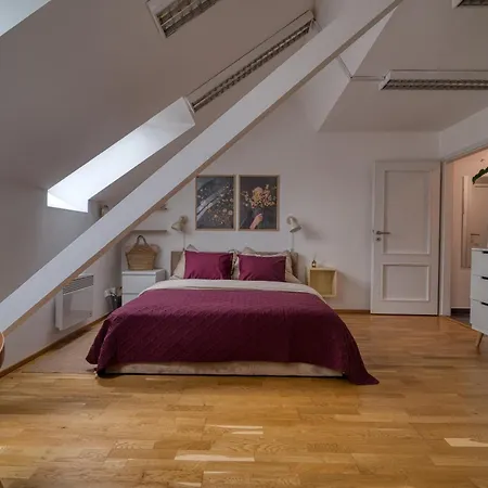 Sunset & Bloom Attic - Near Parks & Cafes *