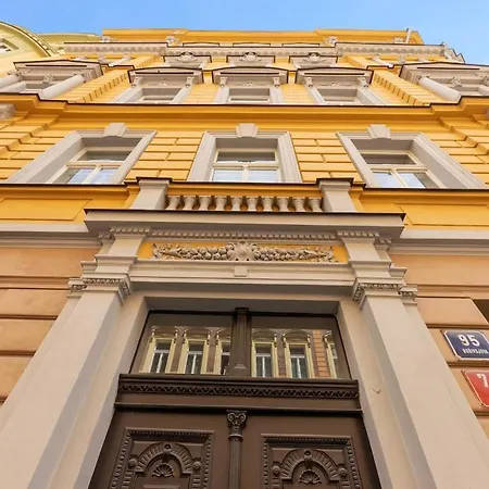 Apartman Sunset & Bloom Attic - Near Parks & Cafes Prága