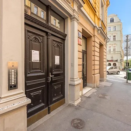 Sunset & Bloom Attic - Near Parks & Cafes