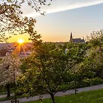 Sunset & Bloom Attic - Near Parks & Cafes Appartement Praag