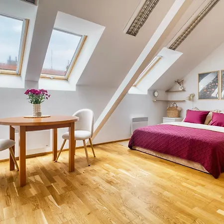 Sunset & Bloom Attic - Near Parks & Cafes Apartamento *