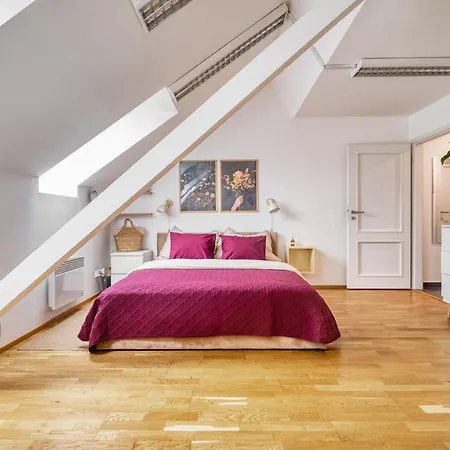 Sunset & Bloom Attic - Near Parks & Cafes