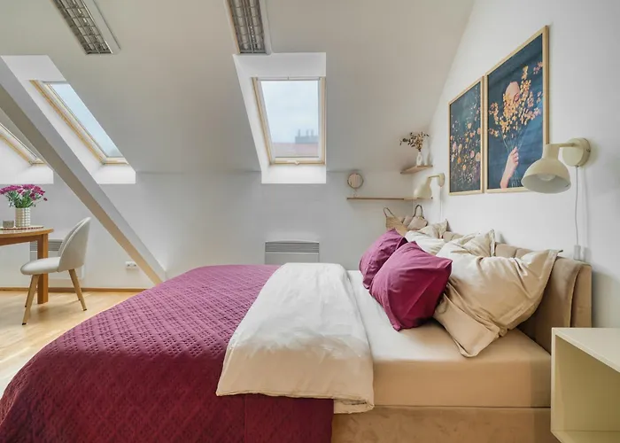 Sunset & Bloom Attic - Near Parks & Cafes شقة *